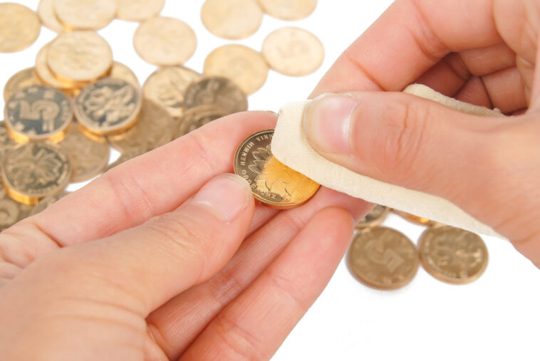 Como limpar moedas antigas sem danificá-las?